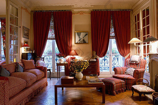 法国窗户红色的窗帘传统的座椅霜红色的长椅木条镶花之地板地板上