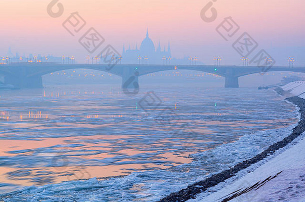多瑙河河覆盖冰浮冰玛格丽特桥议会大纲阴霾