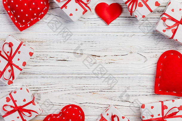 情人节假期手工制作的现在纸红色的心礼物盒子假期包装器现在盒子礼物白色木表格前