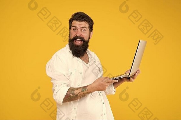 不错的设备残酷的男人。冲浪互联网赶时髦的人笔记本有胡子的男人。移动PC黄色的背景购物在线成功的开发人员教育数字世界编程概念