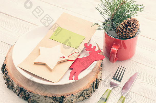 特写镜头圣诞节晚餐铺设板木董事会菜单卡圣诞节装饰