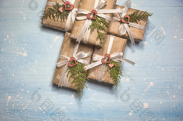 圣诞节礼物包装工艺纸变形光蓝色的背景假期庆祝活动概念明信片邀请前视图