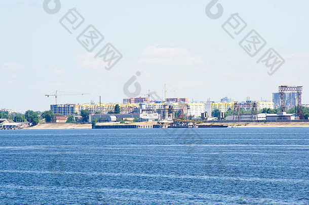 英语俄罗斯6月伏尔加河路堤英语城市俄罗斯港口现代公寓