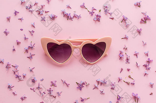 时尚的粉红色的心放荡不羁的太阳镜粉红色的背景淡紫色花有创意的时尚的平躺空间文本现代时尚女孩ima