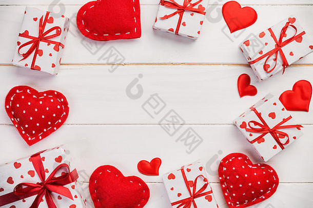 情人节假期手工制作的现在纸红色的心礼物盒子假期包装器现在盒子礼物白色木表格前视图