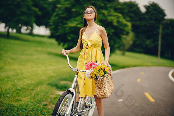 漂亮的女孩自行车