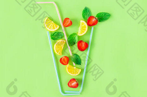 有创意的布局草莓柠檬水成分柠檬薄荷浆果下降玻璃使鸡尾酒吸管绿色背景夏天饮料