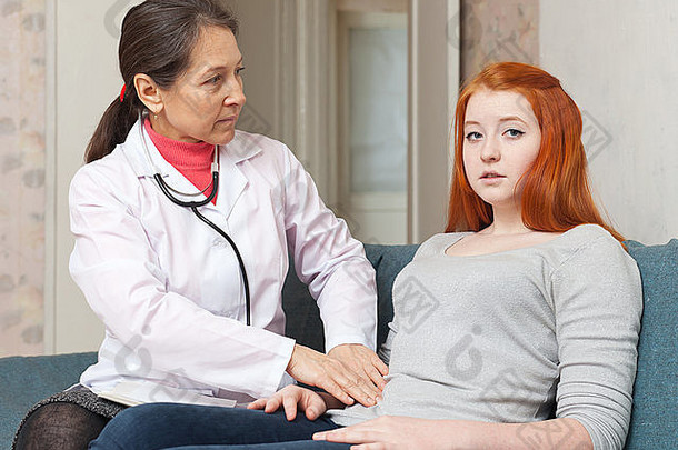 成熟的女医生触摸胃十几岁的病人室内