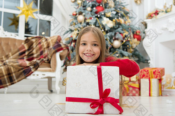 快乐一年冬天天快乐明亮的圣诞节树礼物圣诞节在线购物家庭假期早....圣诞节女孩孩子享受假期