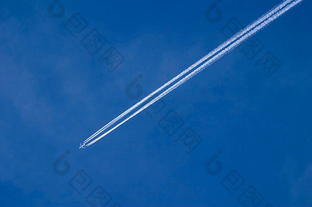 飞机飞机蒸汽小道纯蓝色的天空9月