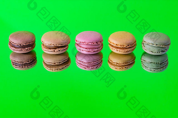 美味的色彩斑斓的蛋白杏仁饼干自制的孤立的镜子色彩斑斓的背景反射当代装饰