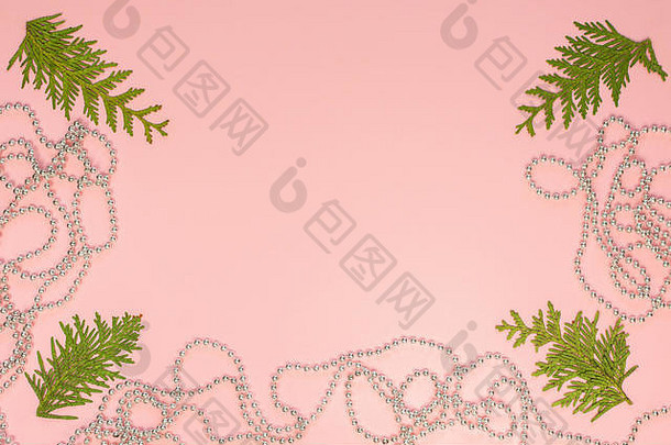 假期圣诞节背景冷杉分支机构银装饰珠子粉红色的背景平躺前视图