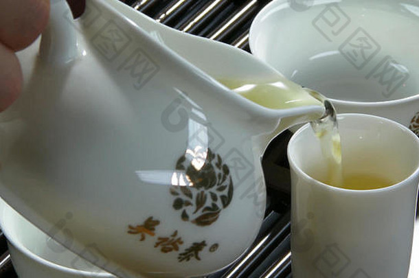 过程酝酿茶茶仪式杯新鲜酿造黑色的茶亚洲茶集竹子席特写镜头中国人投茶壶