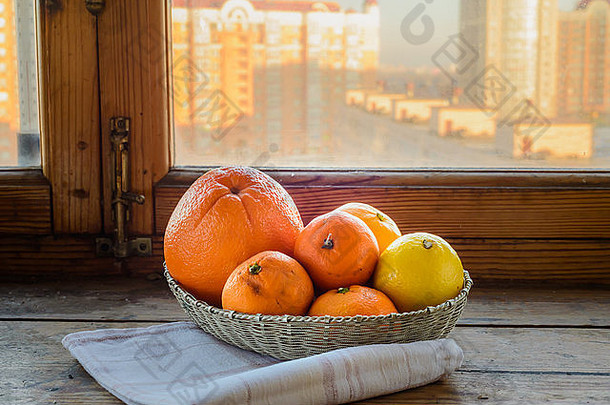 橙色橘子柠檬银金银丝细工篮子表格餐巾