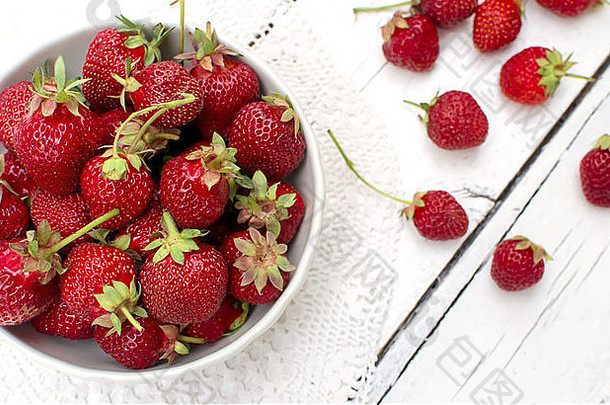 白色碗新鲜的草莓特写镜头