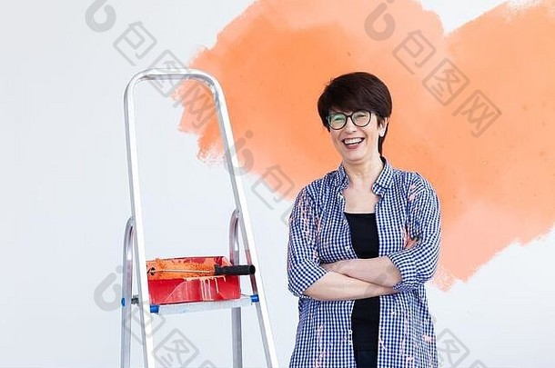微笑中年女人绘画室内墙首页改造修复重新装饰概念