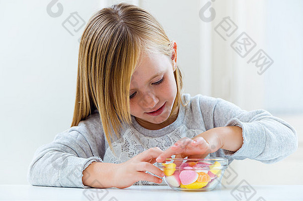 肖像美丽的孩子吃糖果首页