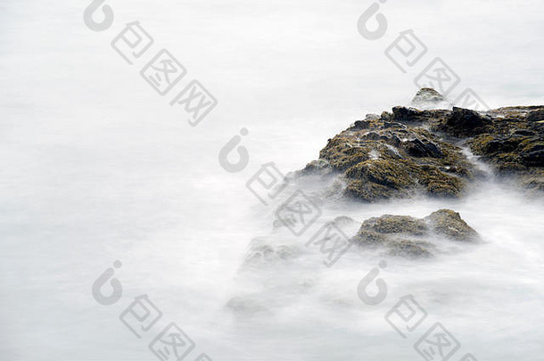 海洋波岩石悬崖走罗德岛