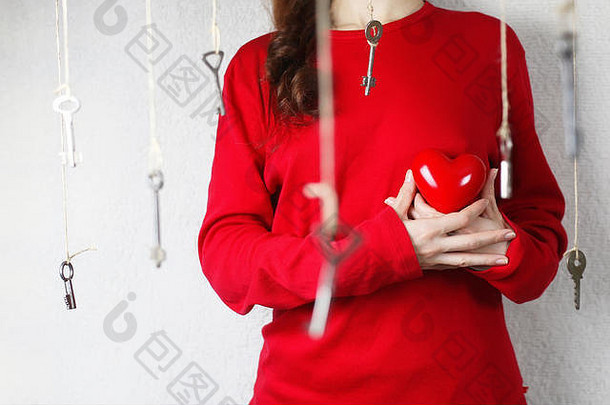 女人延伸手形状红色的心