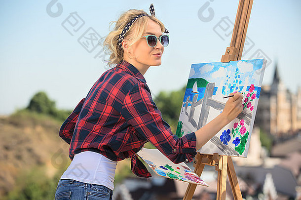 美丽的金发女郎女人艺术家油漆色彩斑斓的图片