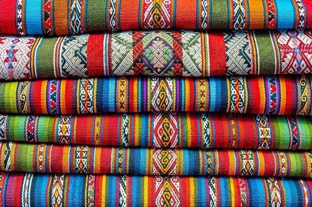 桩色彩斑斓的安第斯山脉的织物纺织品当地的市场chinchero库斯科省秘鲁