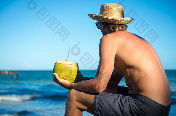 旅游穿稻草太阳他坐着绿色椰子乡村木野餐表格热带岛海滩