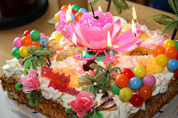 色彩斑斓的生日蛋糕蜡烛