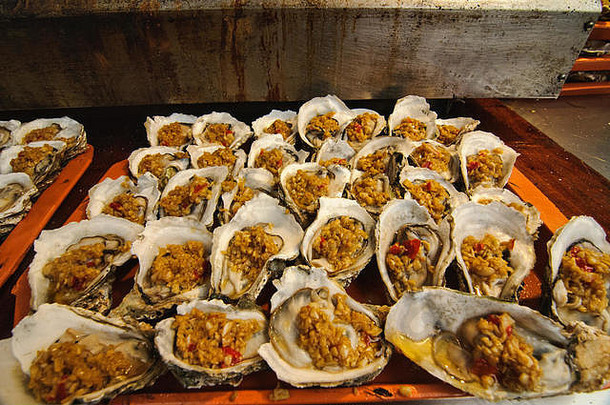 新鲜的牡蛎桂林的著名的零食街桂林广西自治地区中国