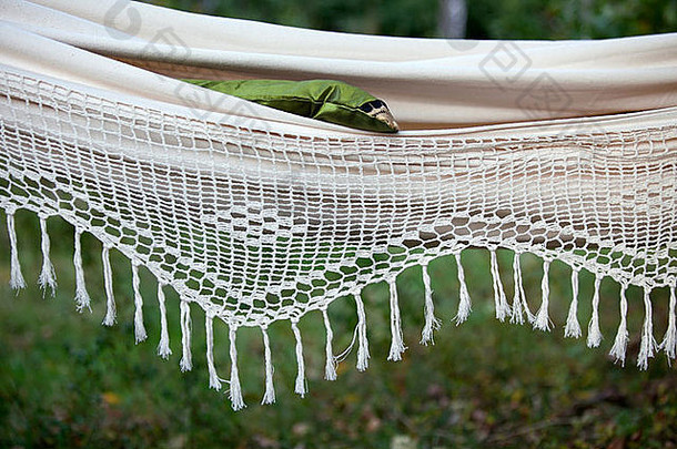 白色织物编织吊床枕头森林背景