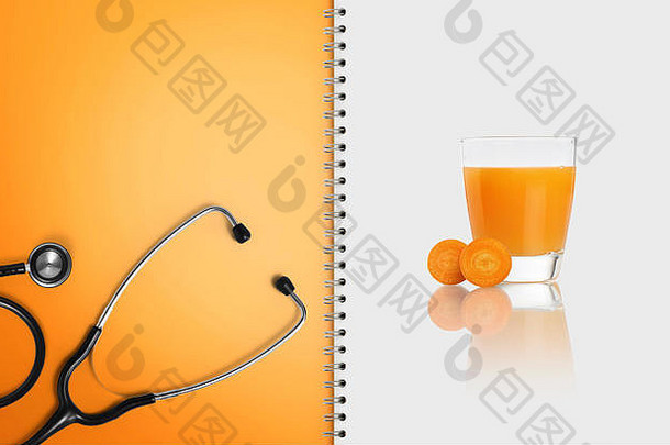 概念平衡医疗饮食健康的食物纸笔记本页面听诊器胡萝卜汁孤立的白色复制空间空白12a