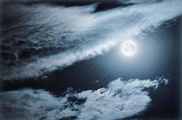 完整的月亮深晚上天空在云