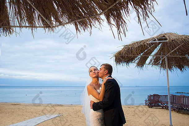 新婚夫妇站海滩
