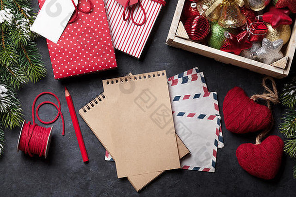 记事本圣诞节信礼物盒子包装雪冷杉树装饰前视图复制空间