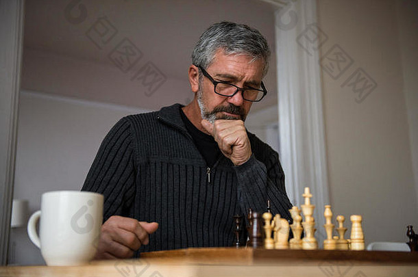 细心的男人。玩国际象棋