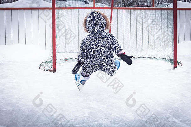 孩子蹒跚学步的下降学习冰滑冰滑冰溜冰场克服困难受伤雪公园冬天假期