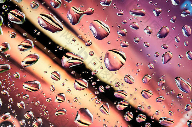 完美的雨滴色彩斑斓的玻璃