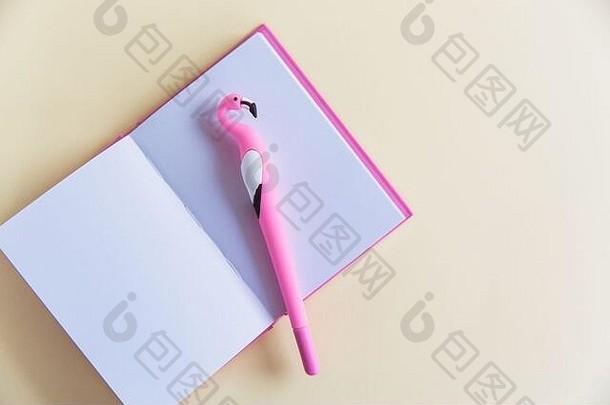 粉红色的笔记本笔记有趣的火烈鸟笔粉红色的柔和的背景平躺前视图复制空间
