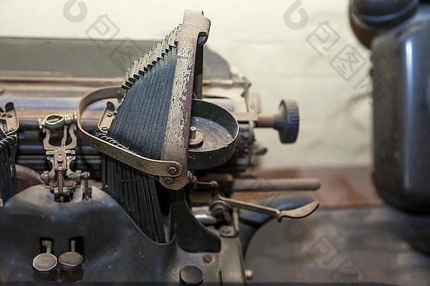 古董打字机古董难看的东西木表格特写镜头