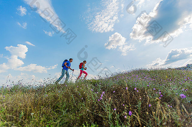 年轻的夫妇徒步旅行山
