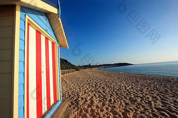 宽视图色彩鲜艳的beachouses带到半岛维多利亚澳大利亚蓝色的天空背景