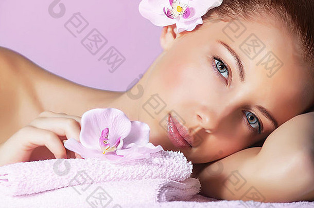 图片可爱的女粉红色的兰花花头说谎按摩表格健康的生活方式奢侈品水疗中心度假胜地