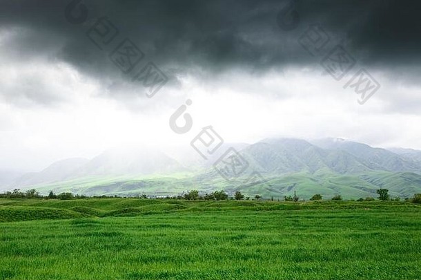 景观夏天春天明亮的绿色草轮山云雨云天空旅游旅行