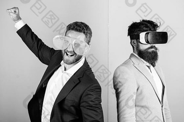男人。胡子<strong>眼镜</strong>装有百叶窗板的塑料附件的家伙交互虚拟现实赶时髦的人探索虚拟现实真正的有趣的虚拟替代业务实现现代技术