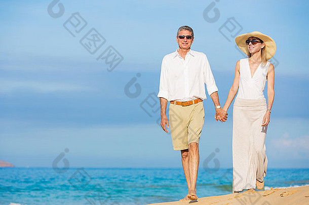 快乐浪漫的夫妇走海滩