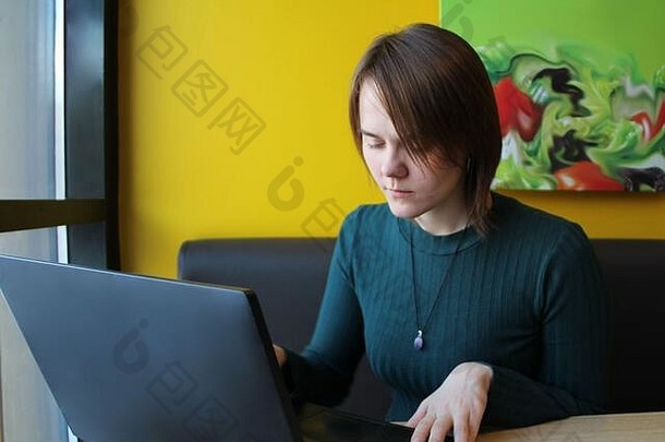 女孩平静表达式坐在作品移动PC表格咖啡馆棕色（的）沙发黄色的墙电脑屏幕眼睛关闭