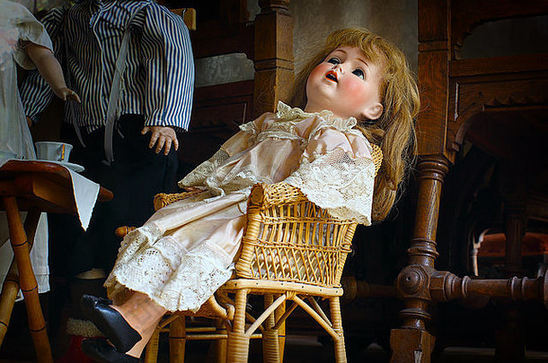 令人毛骨悚然的古董娃娃
