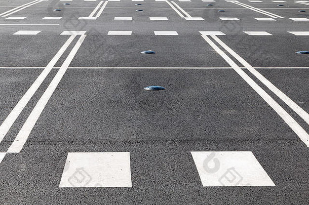 电磁车停车传感器开放停车位于城市街道