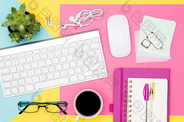 办公室桌子上工作空间平躺前视图照片工作空间键盘记事本咖啡柔和的彩色的背景学生工作桌子上