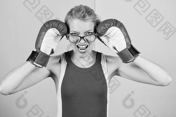 赢得强度智力强大的智力胜利承诺捍卫自信权力强大的精神上身体上的聪明的强大的女人拳击手套调整眼镜
