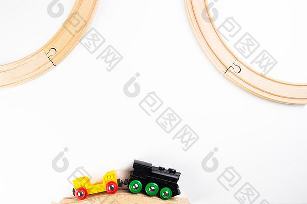 玩具火车木Rails白色背景前视图